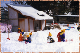 雪の中で遊ぶ園児たち