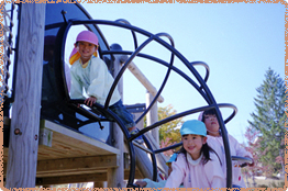 遊具で遊ぶ園児たち