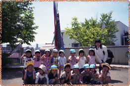 こいのぼりの前で集合