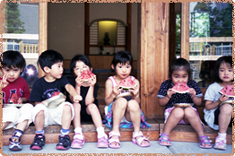 わったスイカをみんなでいただきます